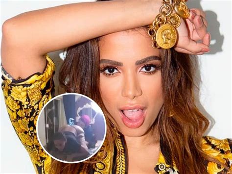 Anitta explica a história por trás da tatuagem íntima